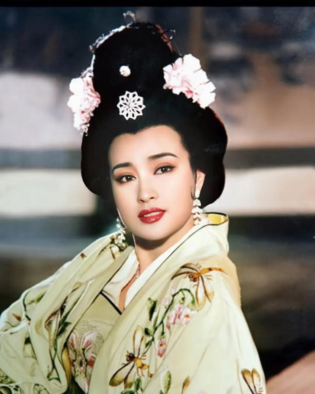 老天爷！你敢信这是75岁刘晓庆？这状态也太不真实了吧？有网友在香港偶遇刘
