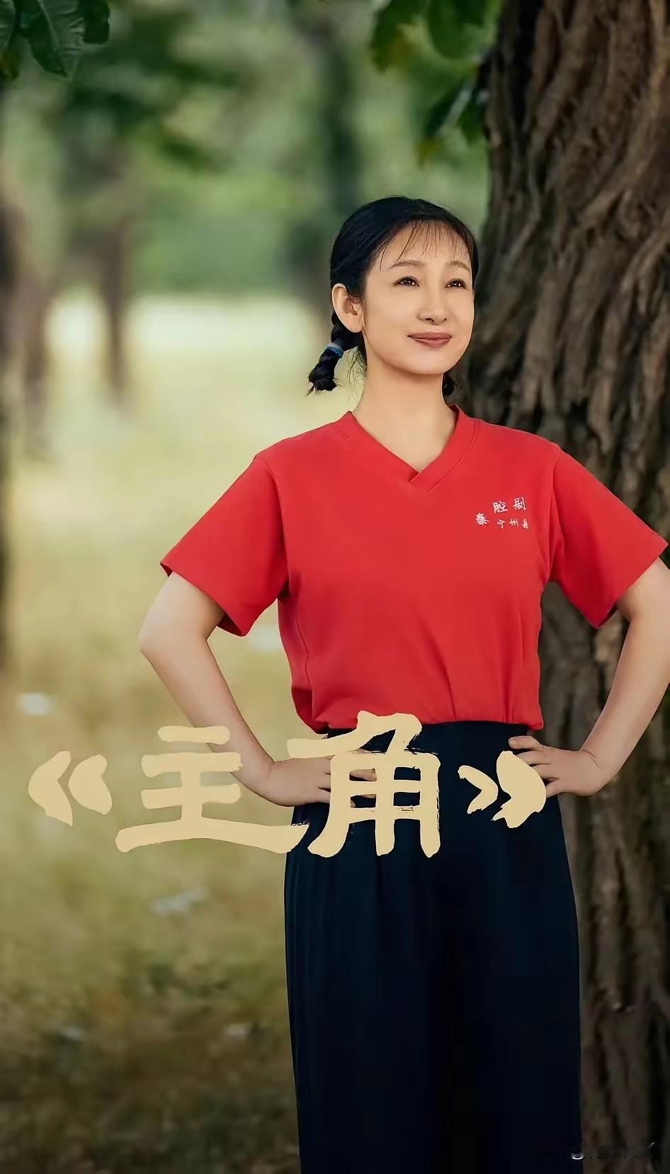 我最搞不懂的人，就是秦海璐了。明明已经47了，法令纹、嘴角下垂、发际线后移等中年