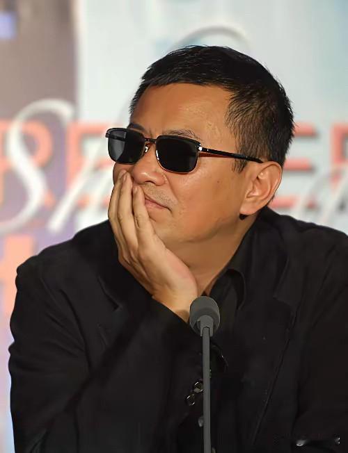 我研究了王家卫众多照片中的眼神、嘴巴、表情，不管他多出名，他这种状态背后隐藏了一