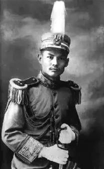 叶帅年轻时曾经追随和保卫过孙中山，在广东地区和粤军中颇有号召力，因此深受器重。1