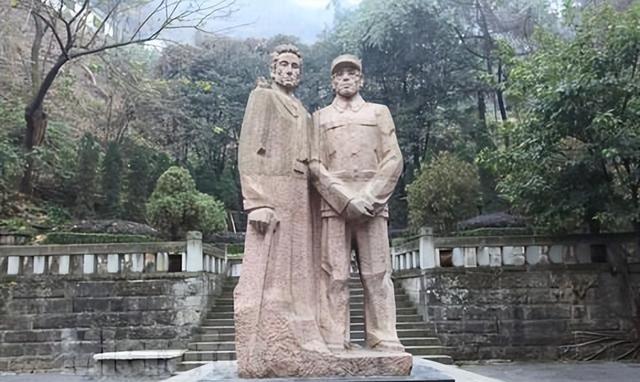 被敌人打碎颅骨，身体冰凉，动弹不得。战友们看了一眼，摇头，抬起他，随手丢进弹坑，