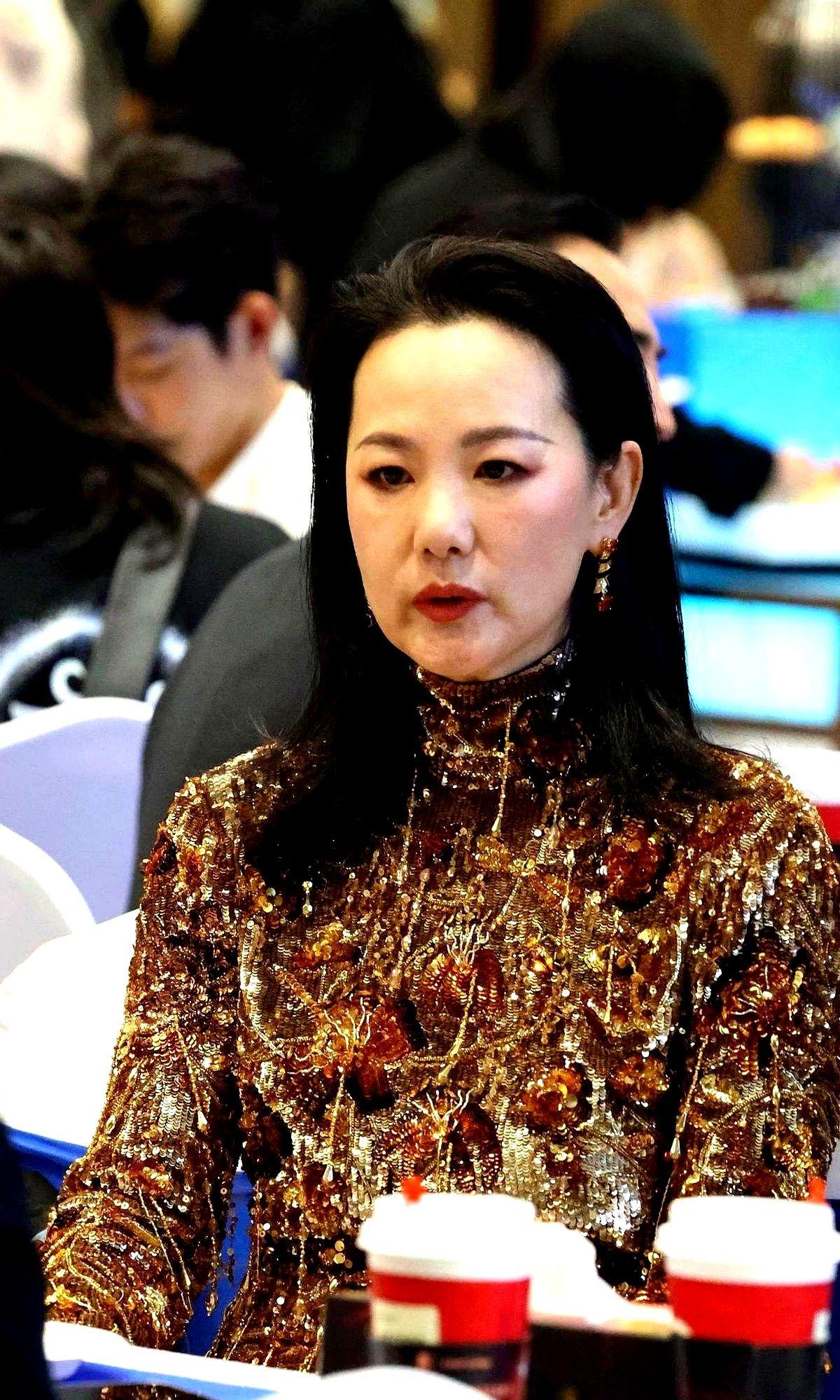 那个镜头我能记一辈子。宋佳拿最佳女主角时，全场都在礼貌鼓掌。镜头扫到咏梅老师，她