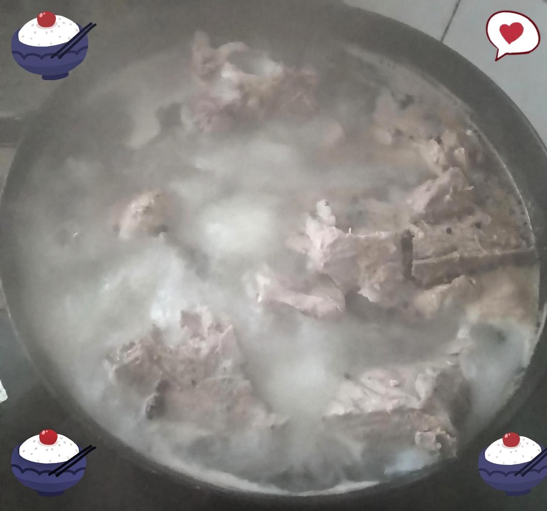 星期天家里可热闹了！今天是难得的星期天，一家子都凑齐了，我一早起来就炖上了这