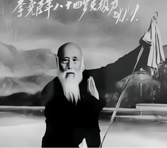 1942年，武术大师李尧臣遭出卖，落到日军手中，日本高手武田西想要与其比试一番，