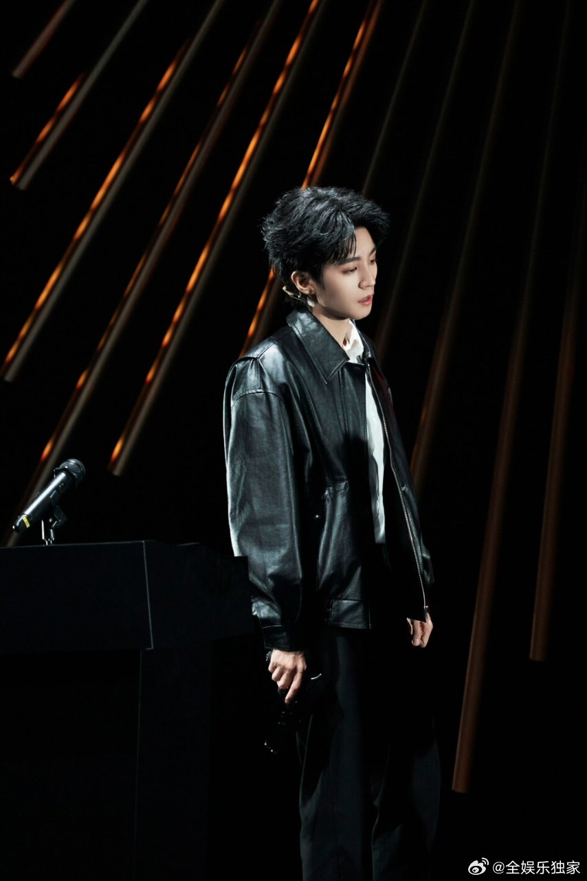 王俊凯切回歌手大号了跨年快乐提前锁定！话剧演员的细腻与歌手的爆发力完美融合，去