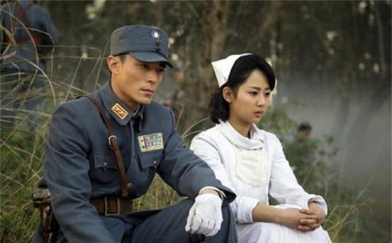 1954年，将军杨志成在青岛疗伤，突然收到一个陌生女人的包裹。杨志成打开一看，里