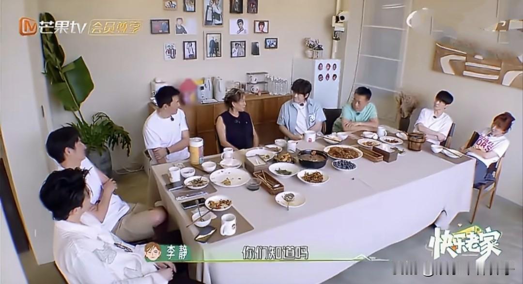 主持人李静爆料，有一次和友人聚餐，喝咖啡的时候，大家聊到某个男明星，因为吃了排油
