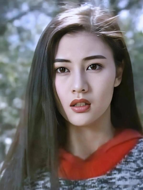 2003年，天上人间的老板覃辉跑到香港去招商，经曾志伟介绍认识了李嘉欣。本来约了