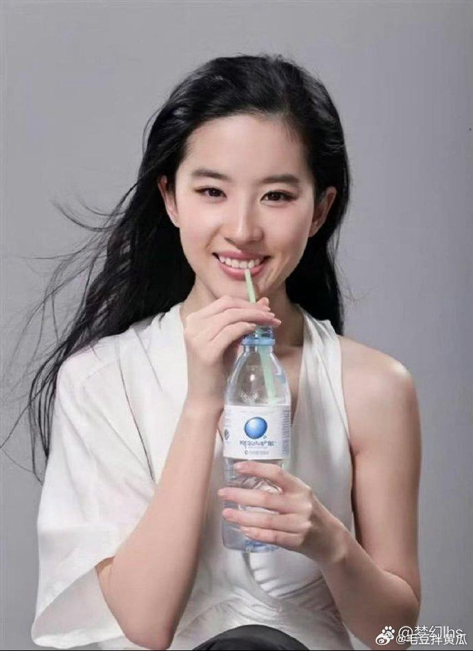 当年刘亦菲矿泉水广告，旁边小哥眼神演我