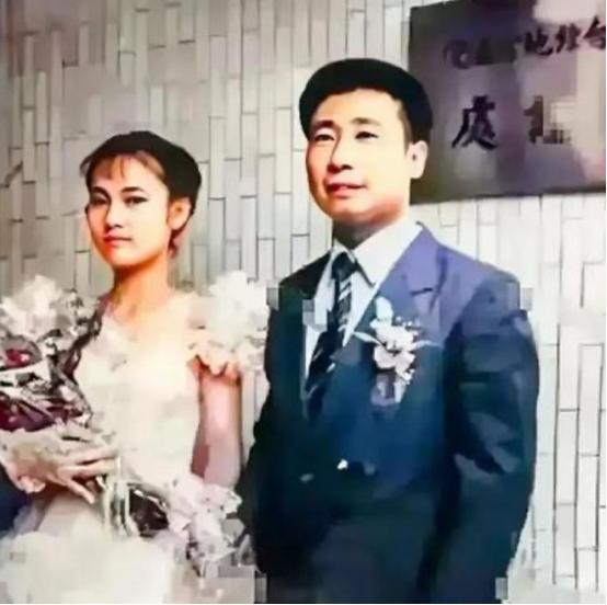 1983年，曾叛逃到台湾的飞行员王学成结婚了，在婚礼上，王学成笑得满脸灿