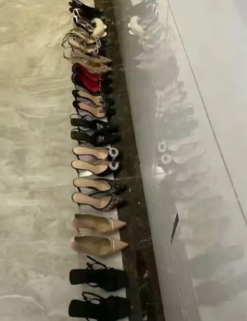 女邻居把鞋子都放门口，我应该怎么提醒她？