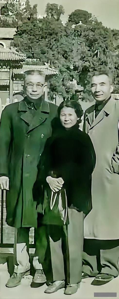 1959年王耀武从北京功德林战犯管理所被特赦之后，远在南京的老部下、原四方面军少