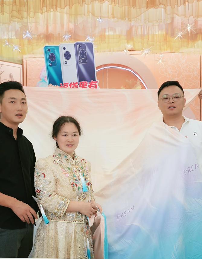 “风扇坏了”夫妻经过了扯证、见家长、回家收玉米、办酒席后，终于开启了直播带货啦。