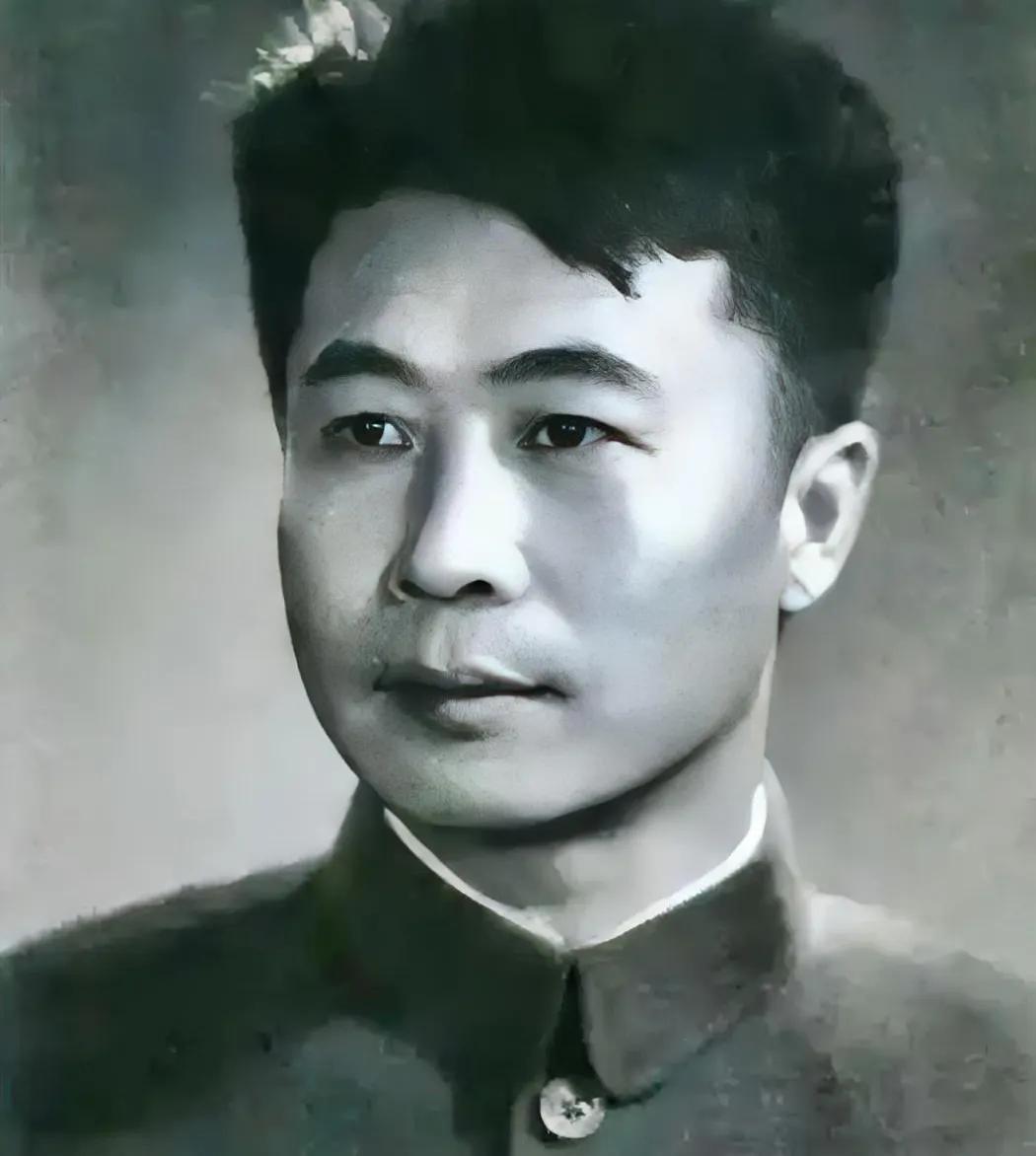 曲波1923年生于山东龙口，15岁投身八路军，从基层文化教员、指导员一步步成长起