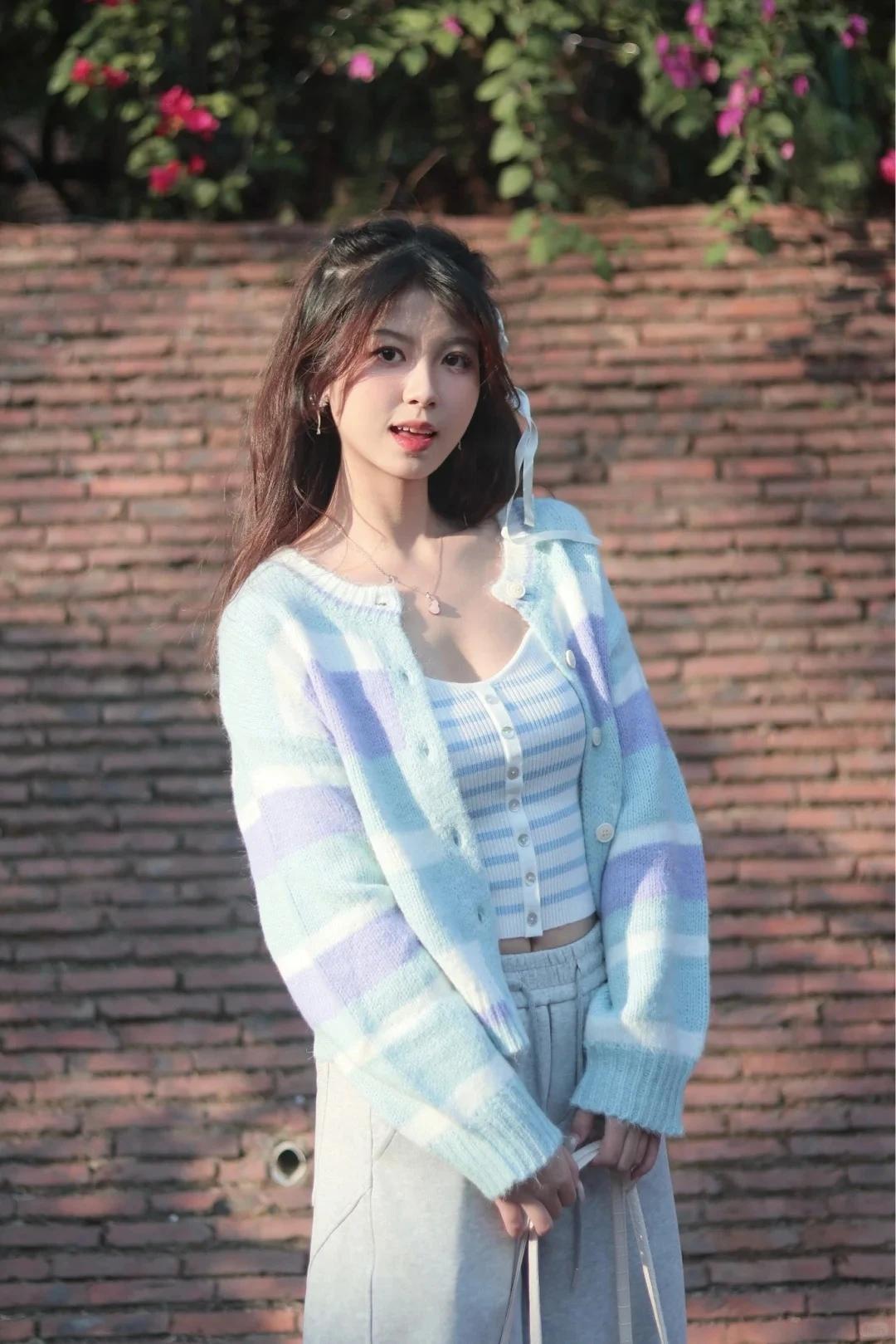 温柔少女风，蓝白条纹毛衣搭配灰色长裤，清新自然，阳光明媚。