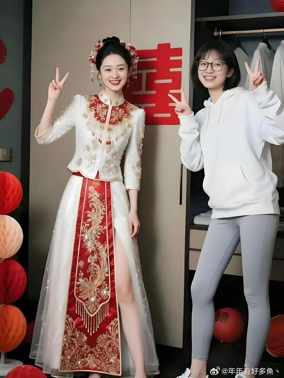 新娘很漂亮啊，但我更喜欢戴眼镜那个