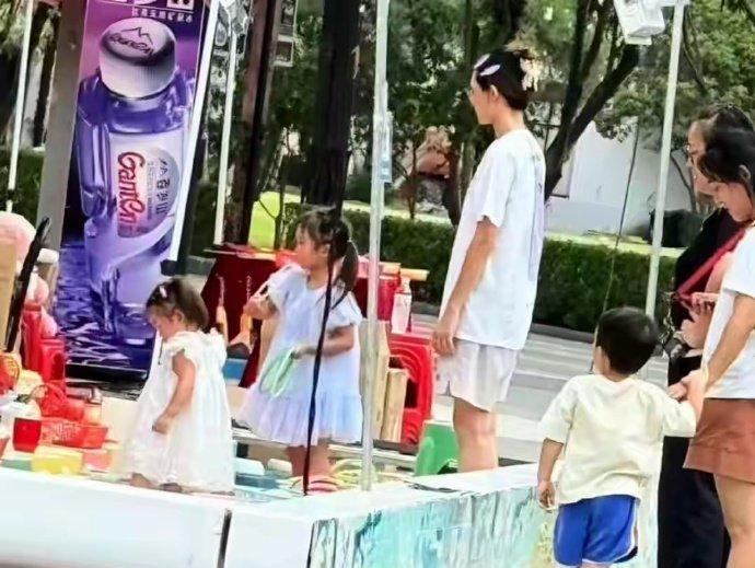 上海商场惊现神秘萌娃！定睛一看，竟是郑恺苗苗家三胎女儿，都能自己走路啦，这基因绝