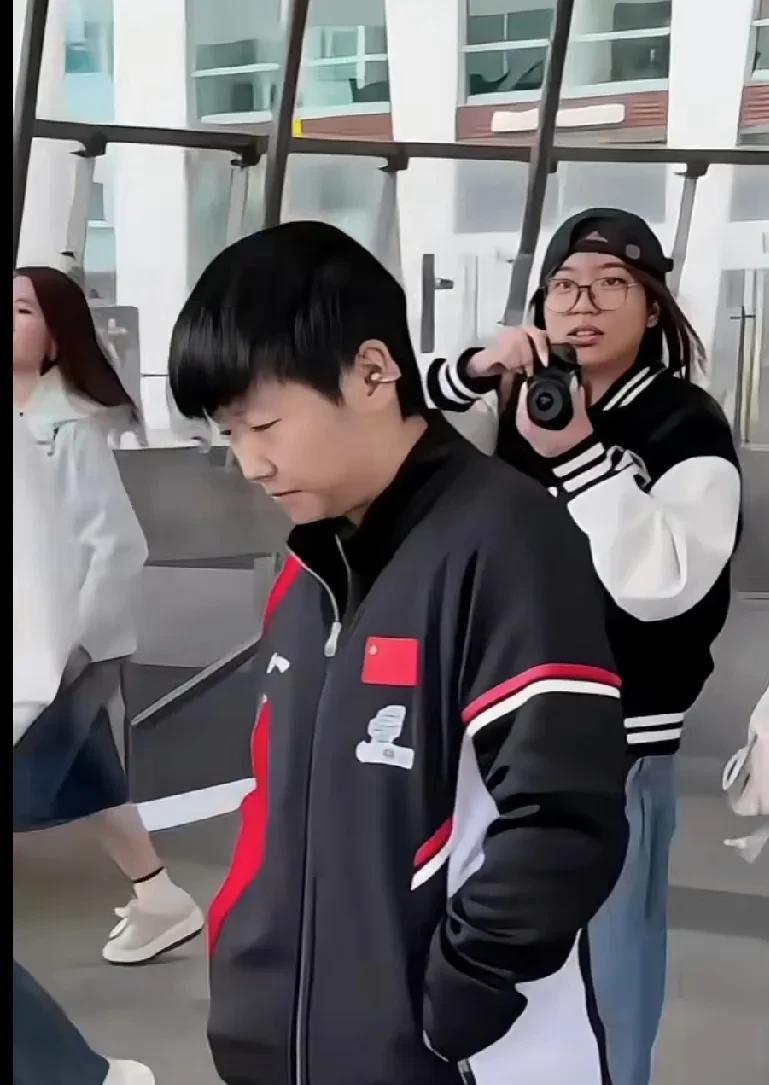 哎呀！佳佳也掺和到跟拍小分队去了！哈哈哈哈！“瑞典大满贯”莎莎和队医走在街上，