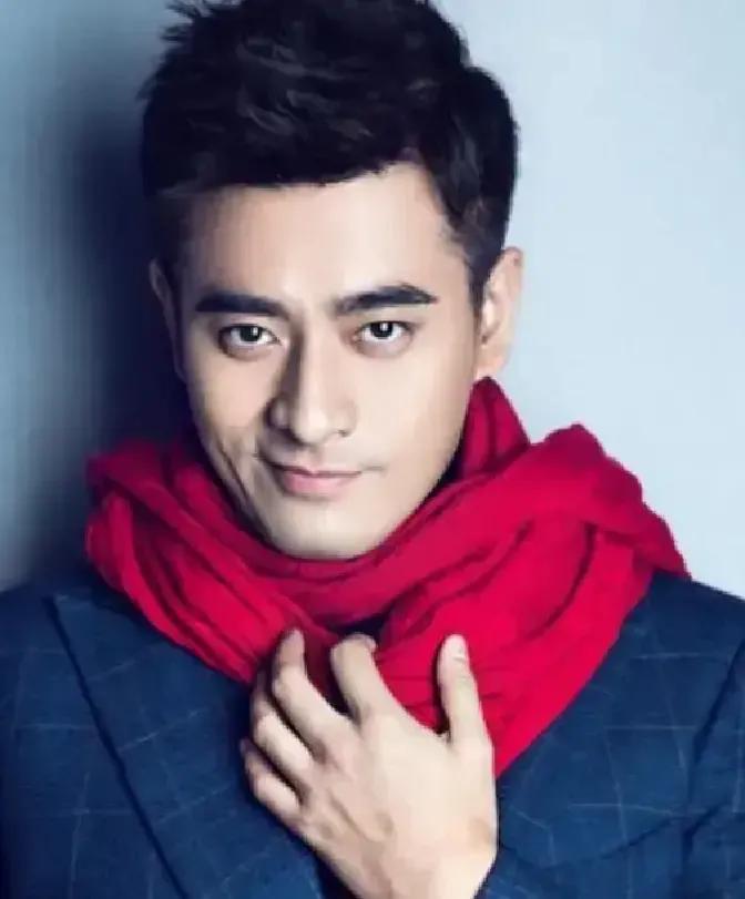 陈龙儿子酒酒在国际交流会上用上海话加英文介绍糟卤，视频一出直接刷屏。我刷到的时