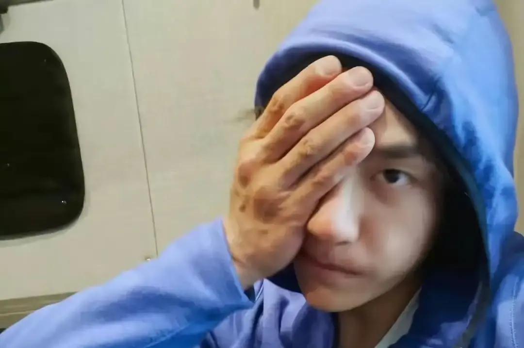 王一博那张脸是真小。镜头前看着就巴掌大，带着点奶膘，少年气挺足。但你