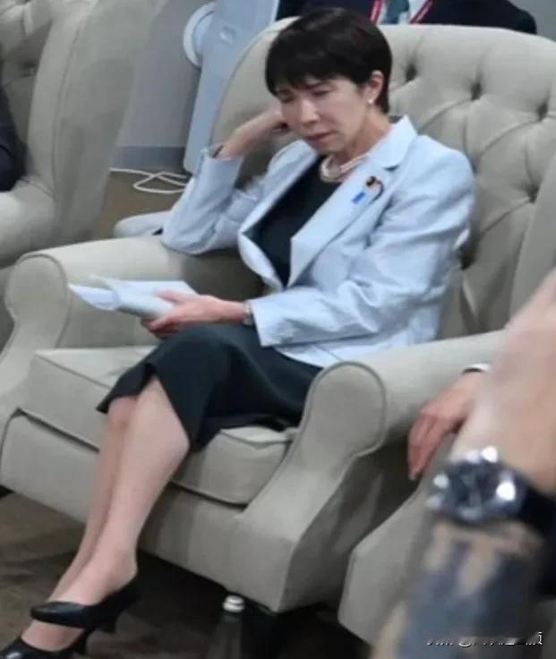 美国发话也不行，高市懵了精心挑选的西装也不那么合身了，高市在媒体拍摄的照片和视