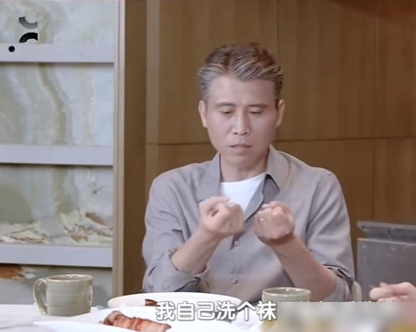 51岁李乃文自爆：除了演戏，我啥都不会！说自己连洗袜子都能洗破手，这话一出直接把网友整懵了，不少人吐