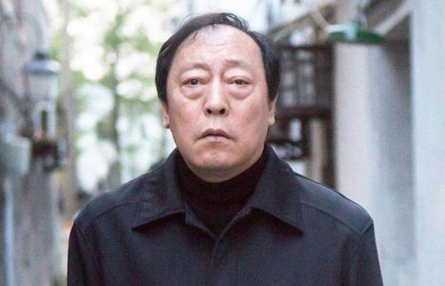 一次，倪大红路过何政军宿舍，听到一阵女人的声音，透过窗缝一看是巩俐，顿时大喜：“