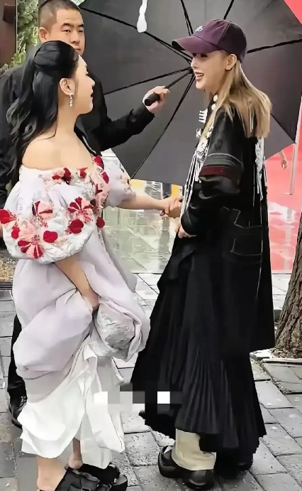 阿娇旁边这个美女看着好眼熟，就是叫不出名字来。[捂脸哭][捂脸哭][捂脸哭]