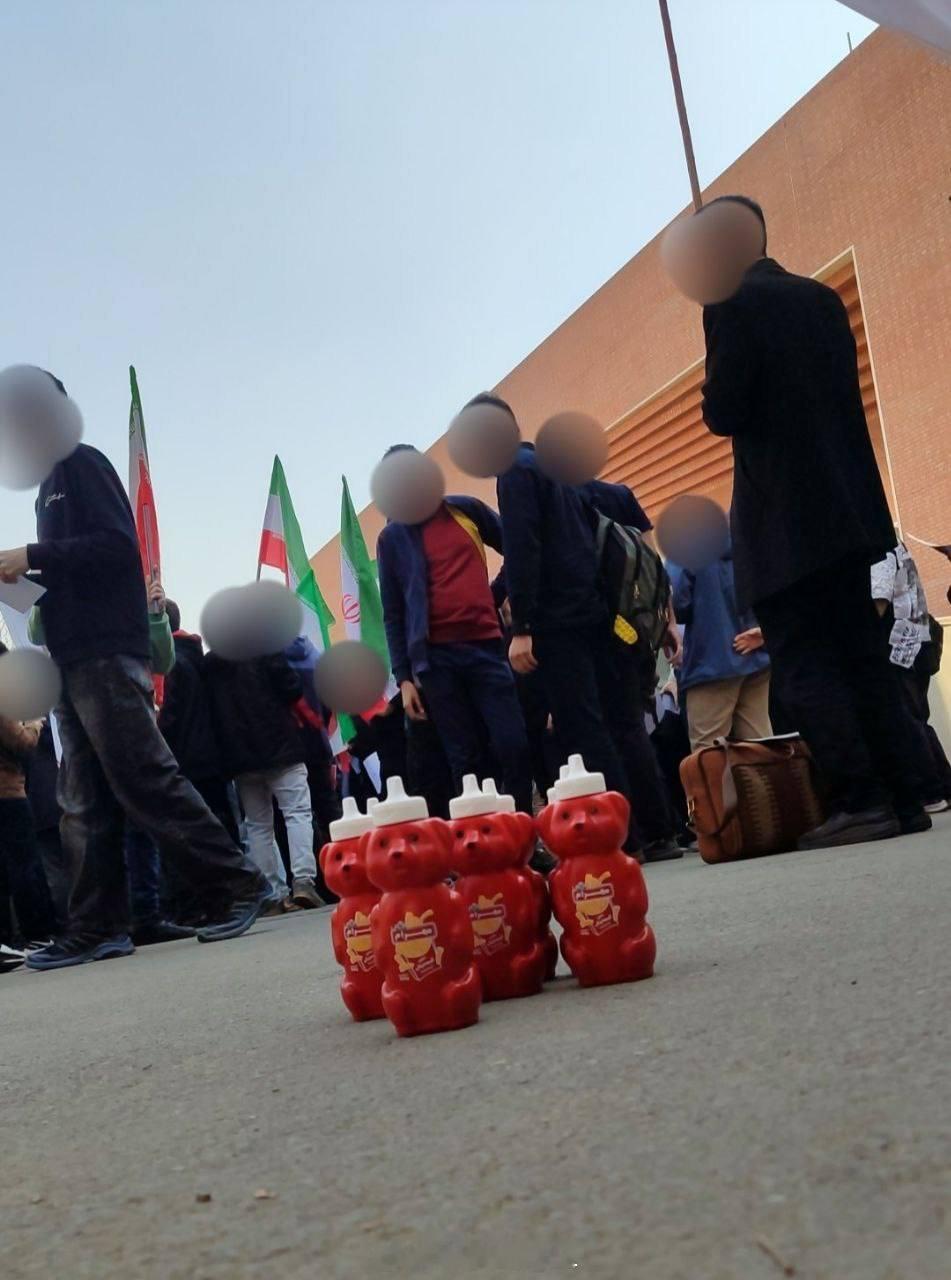 看起来这个牌子的番茄酱在伊朗卖的不错。