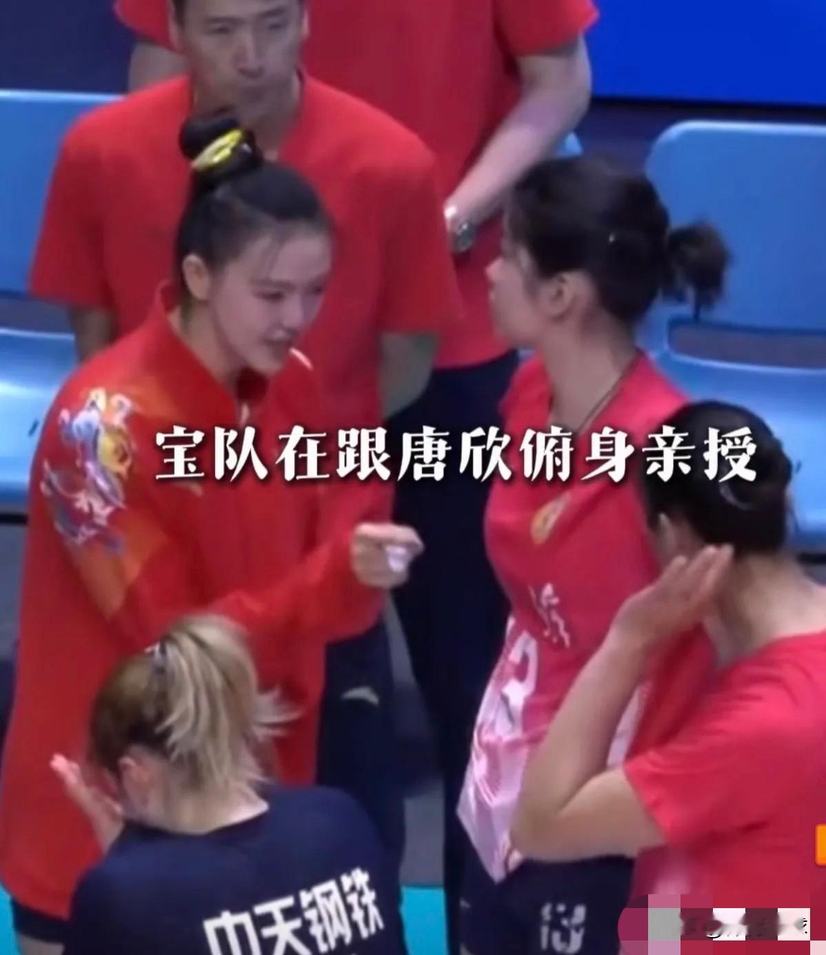 看到这些画面很泪目：好感慨，老将真的是“宝”啊！来看看江苏女排的画面：张常宁