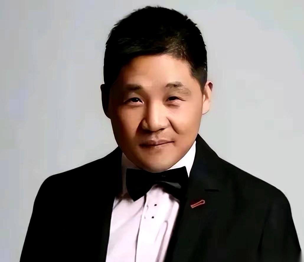 刷到《八千里路云和月》第十集，一个镜头差点没认出来。泥浆裹着烂军装，一群败兵里