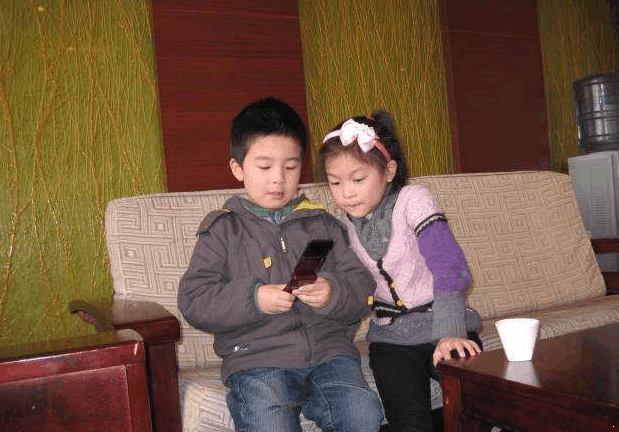 “孩子真皮, 你就不管管? ” “算了吧, 孩子还小, 别怪他”