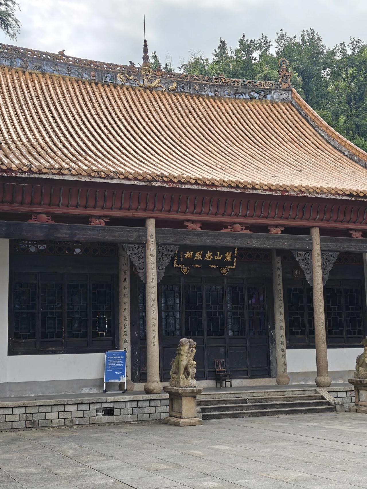 多数爬岳麓山的游客，都错过了这座忠烈祠每天攀登岳麓山的游人络绎不绝，打卡爱