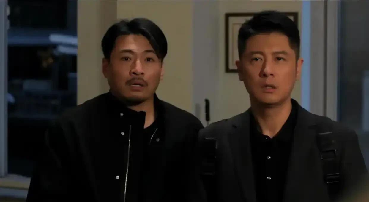 《以法之名》第32集，傻小子王彧死了，被熊磊开枪打死了，这一集有一处情节太不真实