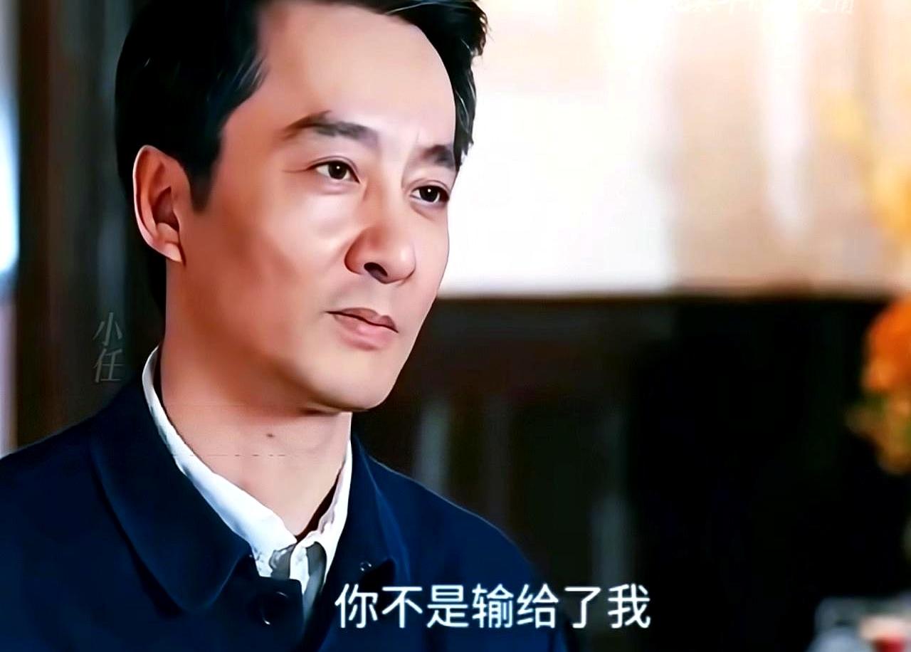 看到一件事，愣了半天。画家输了赌约，却把报社辞了，进西餐厅当服务员，擦桌子时反