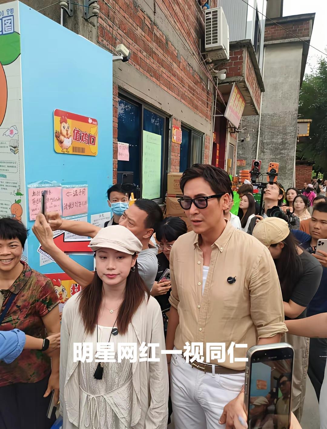 顺德莫氏鸡煲最令人钦佩的就是，无论是明星还是大网红来吃饭都只能排号，没有特殊待遇