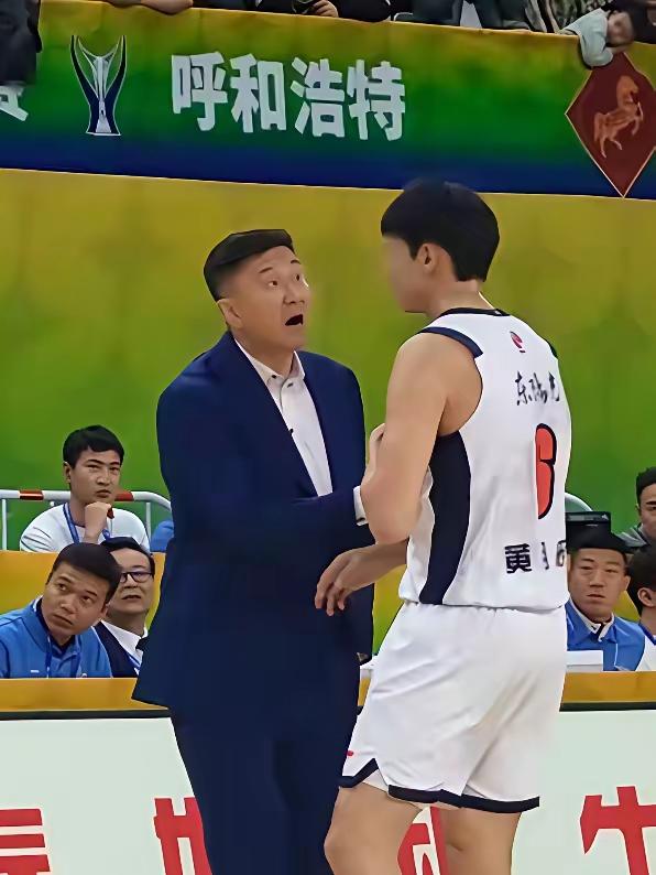 黄明依还有没有培养价值？杜峰骂过他，亚帅才第二场比赛，也开始骂他了，原因就是抢