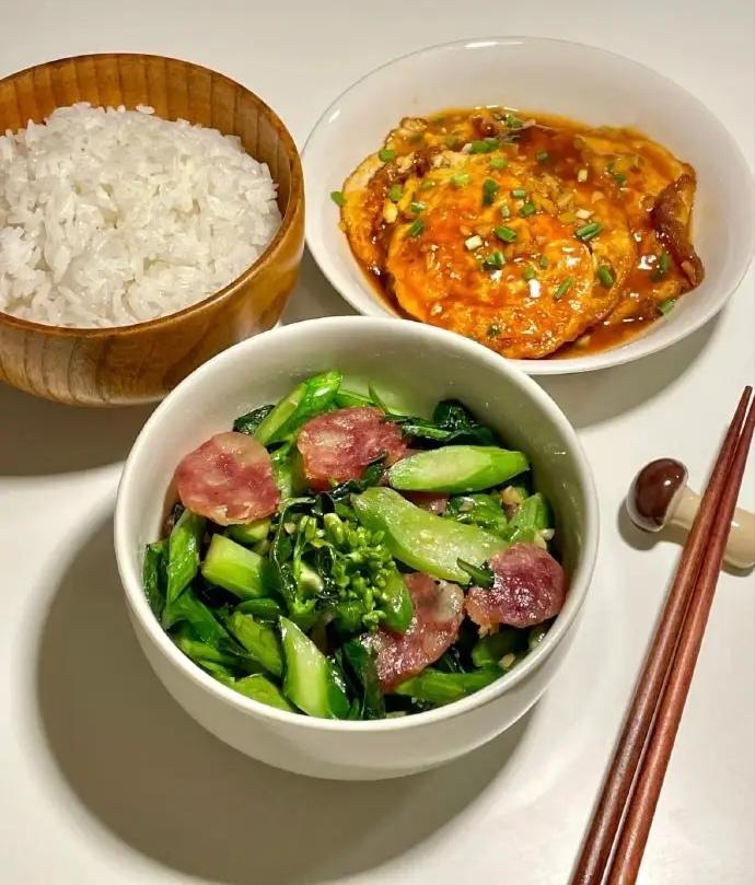 丁老师的一人餐！孩子们都在外地上班，丁老师又不愿离开老家，孩子