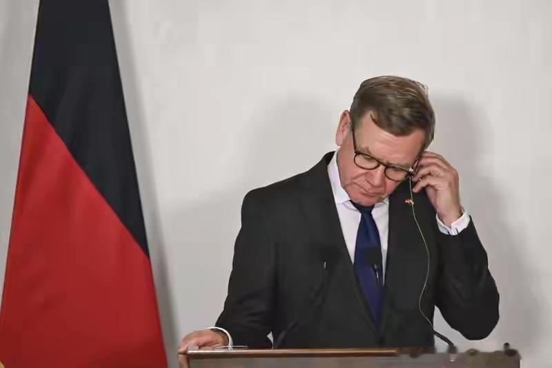 德国对着中国忙不迭提出口豁免，说穿了都是芯片闹的——荷兰硬把中资控股的安世半导体