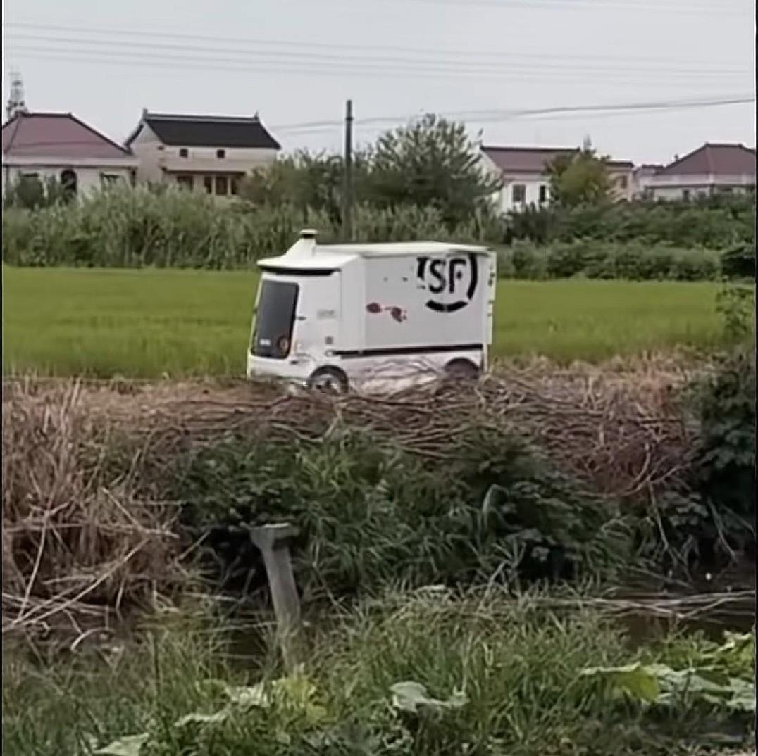 天下路况千千万，总有一起事故是你想想不到的，网上看到一个无人快递车，在乡下送货途
