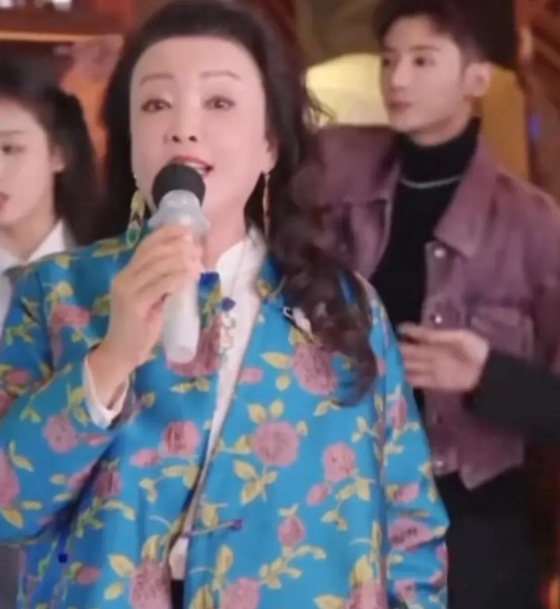 这次真的得张兰出马了！马筱梅被铺天盖地一通“黑”，黑粉猖狂到跑马筱梅账号评论区