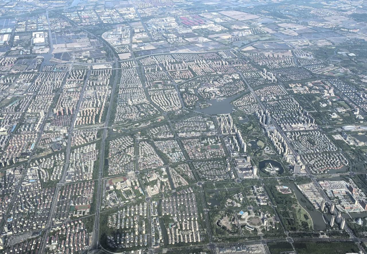 上海在城市规划上确实独树一帜，基本看不到那种杂乱无章的城中村。乡镇农村也是规划得