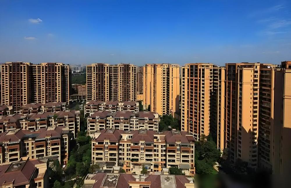 中国房价十强城市1. 上海，新房均价7.3928万元/㎡，常住人口2489.