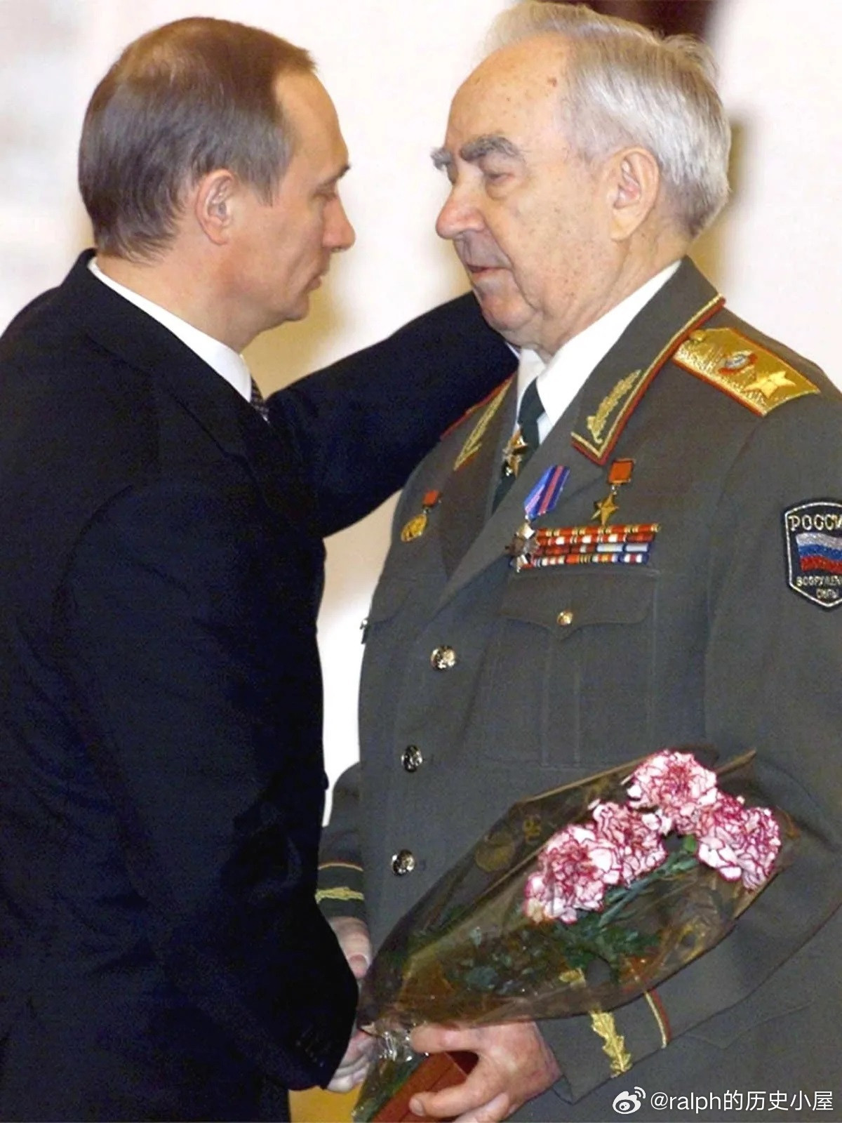 2001年11月22日普京在克里姆林宫授予ВикторГеоргиевичК