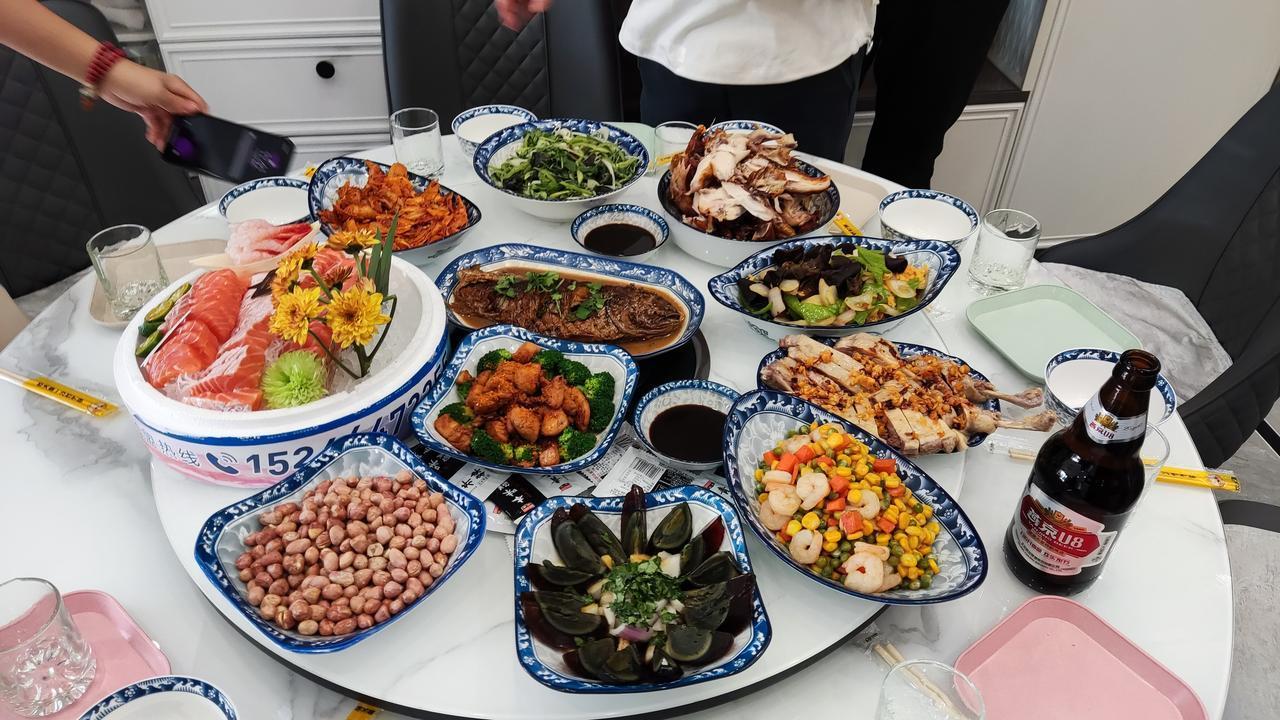 这次饭局该谁买单？明天就是周末了，想去酒肆放松一下，上次欠老同学赵调度人情，叫