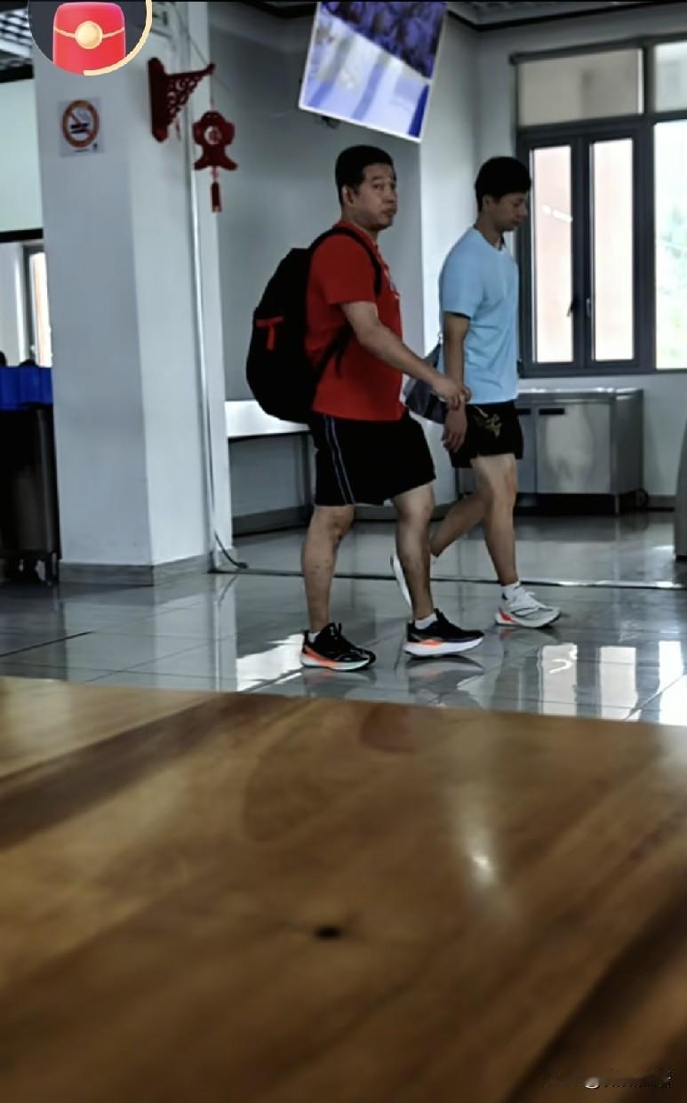 马龙也去上海崇明岛参加封训啦。刚刚看到有博主分享了她和国乒球员的合影，看到莎莎