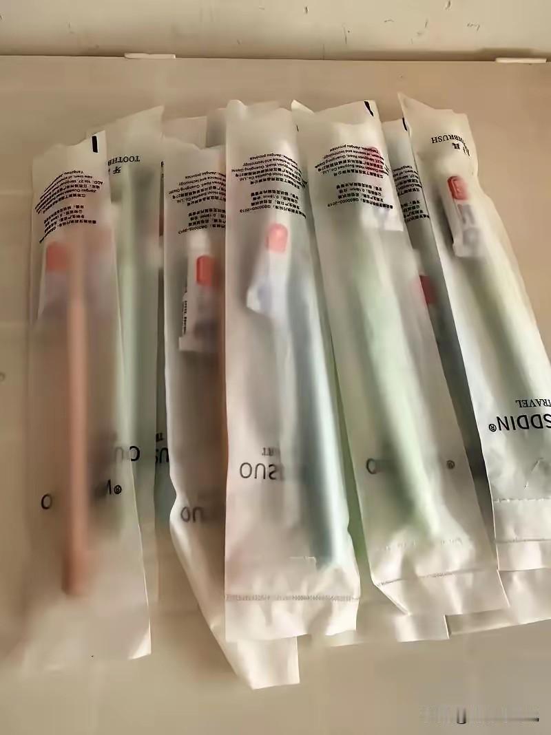 如果不是央视记者卧底暗访，这事还要瞒我们多久？堆积如山的废旧化工桶、破拖鞋，在作