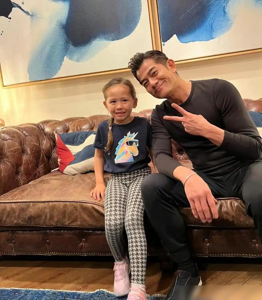 60岁郭富城到朋友家里做客，他梳着油头，看起来很有型，身材没有发福，也没有老人感