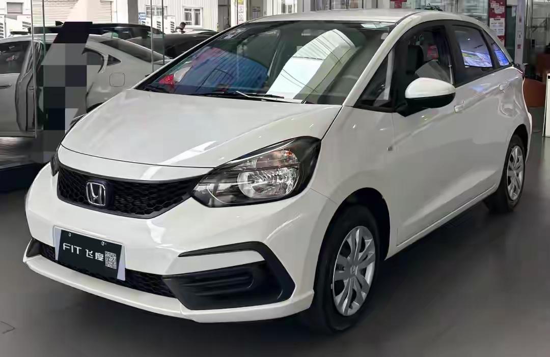 晚上遛弯，看见楼下停着台飞度，突然愣了一下。这车当年满大街都是，现在居然成了