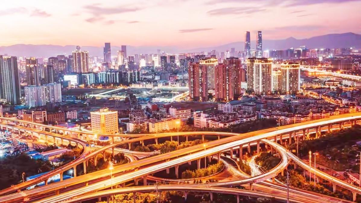 🔥西南顶流！GDP破8000亿的春城太能打。西南唯一特大城市昆明，藏着发展硬实